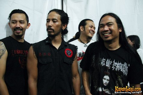 Burgerkill (minus Eben) layani para penggemar di back stage usai tampil @ KapanLagi.com®/dew