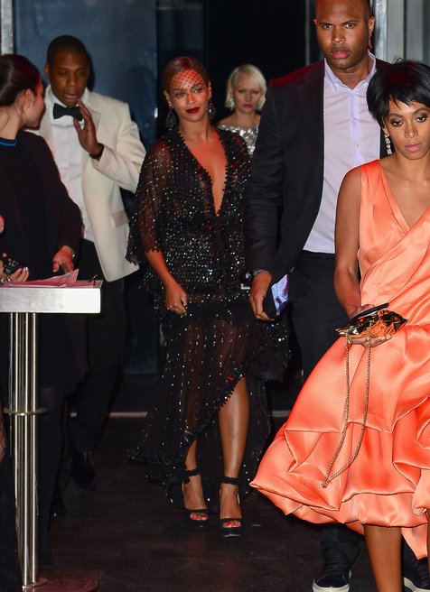 Beyonce, Jay Z dan Solange baru keluar dari lift ©splash