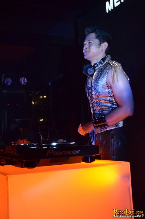 DJ ganteng ini yang bikin suasana malam jadi makin panas! @ KapanLagi.com