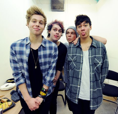 Album 5 Seconds of Summer yang dirumorkan sempat tertunda karena member yang pacaran. ©Splash