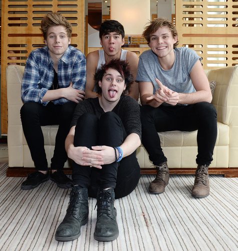 5SOS tak kuasa menahan rindu bertemu keluarga mereka sendiri ©Splash