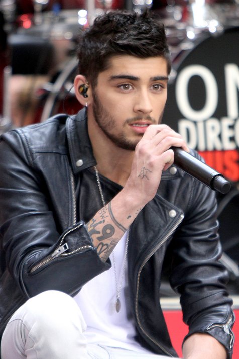 Keluar dari 1D, Zayn Malik tetap bernaung di label Simon Cowell. @splash