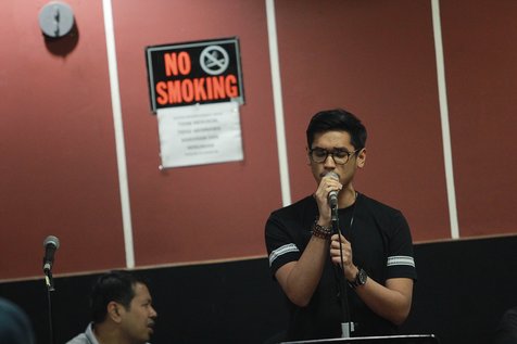 Afgan agak belum terbiasa bernyanyi dengan koreografi ©KapanLagi.com/Agus Apriyanto