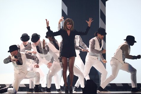 Terlalu lama mendengarkan lagu Taylor Swift bisa bikin telinga lelah ©Splash