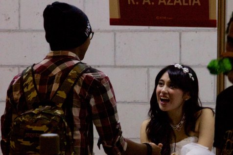 Nabila tengah melayani handshake seorang fans / KapanLagi® - Djoko Poerwanto