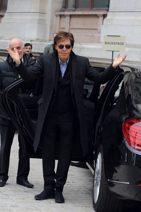 Paul McCartney kembali ke Abbey Road Studios dan berjalan di jalan ikonik tersebut © Splashnews