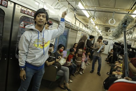 Ryan enjoy naik Commuter Line / KapanLagi® - Agus Apriyanto