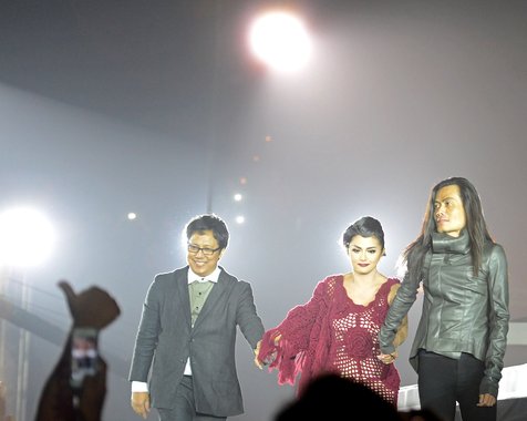 Erwin Gutawa, Krisdayanti, & Jay Subiakto di konser Traya © KapanLagi.com/Bambang E Ros