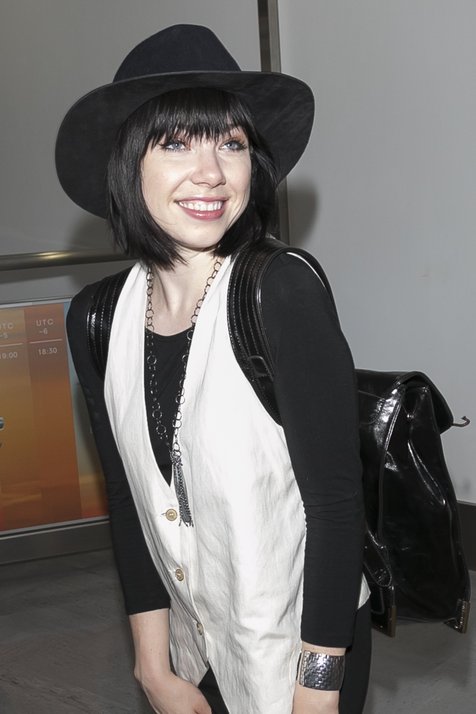 Carly Rae Jepsen berhasil melampaui Justin Timberlake di MTV Movie and TV Award © Splashnews