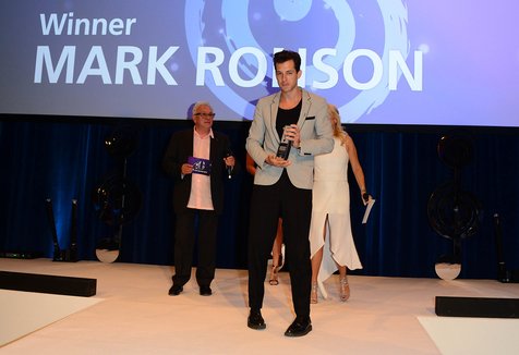 Mark Ronson dapatkan banyak gelar dari lagu Uptown Funk yang ia ciptakan © splashnews.com