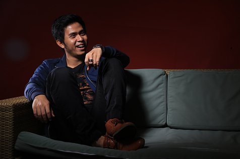 Tidak biasa berbahasa Inggris, lidah Cakra Khan jadi sering tergigit ©KapanLagi.com/Agus Apriyanto