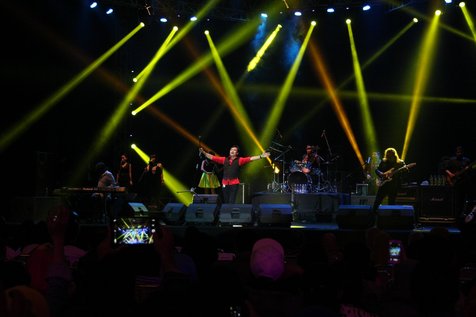 Tak cuma megah, KLa Project sukses menghadirkan suasana konser mewah di Kota Malang © KapanLagi.com/Adhib Mujaddid