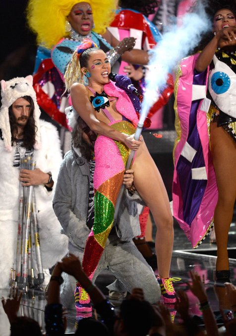 Tingkah liar Miley Cyrus di ajang MTV VMA © splashnews.com