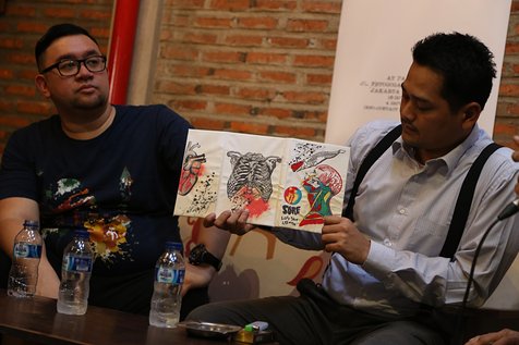 Bemby (kiri) dan Ramodo (kanan) mengenalkan album terbaru SORE yang berjudul 'LOS SKUT LEBOYS' © KapanLagi.com®/Agus Apriyanto