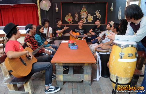 d Masiv jamming bareng musisi jalanan © KapanLagi.com®/Bayu Herdianto