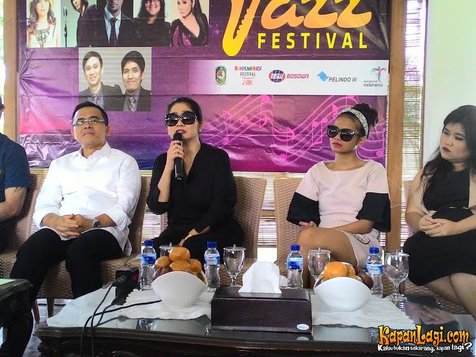 Vina Panduwinata yang mengaku cukup heran saat diundang ke 'Banyuwangi Beach Jazz Festival 2015'. ©KapanLagi.com/Risang Sudrajat