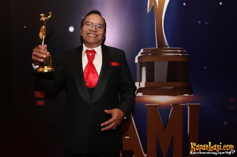 Bob Tutupoli dapat gelar Legend dari AMI Awards 2015 © KapanLagi.com®/Budy Santoso