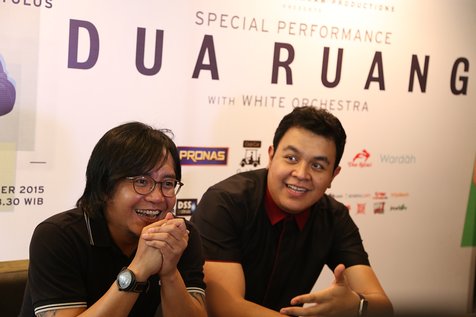 Ari Lasso minum banyak air putih sebagai ritual sebelum konser. ©KapanLagi.com®/Agus Apriyanto