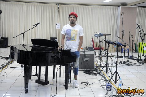 Glenn Fredly dalam persiapannya di Istora Senayan © KapanLagi.com®/Bayu Herdianto