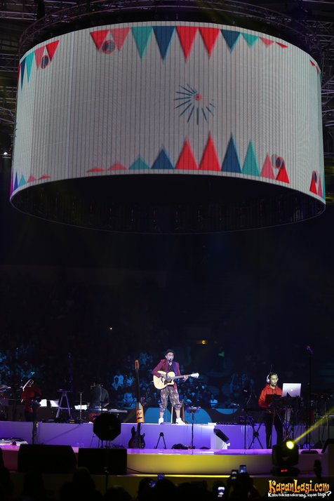 Pemutaran Video Tape di awal konser Glenn Fredly menjadi flashback perjalanan musik Indonesia sekaligus menjadi salah satu media regenerasi pelaku di dunia musik © KapanLagi.com®/Bayu Herdianto