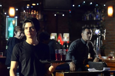 Aliando bakal jadi waiters gaul di video musik terbarunya © KapanLagi.com®/Bambang E Ros