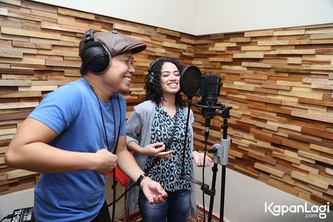 Asyik! Sandhy Sondoro dan Wizzy enjoy saat sesi recording © KapanLagi.com®/Agus Apriyanto