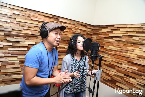 Sandhy Sondoro dan Wizzy bikin video klip yang sangat ceria © KapanLagi.com®/Agus Apriyanto