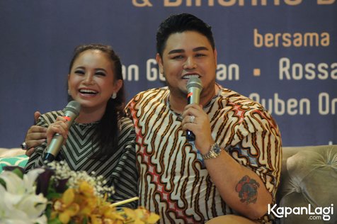 Rossa menggunakan busana buatan Ivan Gunawan serta Ane Avanti dalam konser di Johor, Malaysia © KapanLagi.com®/Bayu Herdianto