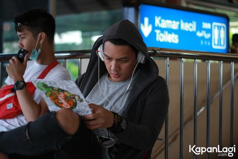 Dirly membunuh rasa jenuh dengan mewarnai sebuah buku sktesa yang dibelinya © KapanLagi.com®/Adhib Mujaddid