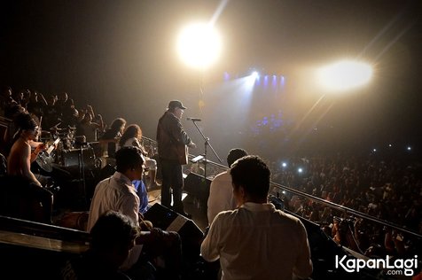 Ribuan penonton padati konser Iwan Fals. ©KapanLagi.com®/BambangERos