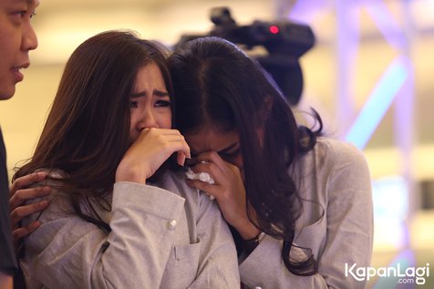 Christy dan Novi menangis ketika Angel mengumumkan pengunduran dirinya dari Cherry Belle © KapanLagi.com®/Agus Apriyanto