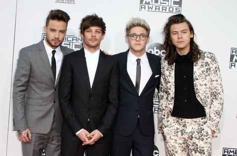 Tak hadir, One Direction terima gelar via video © fameflynet