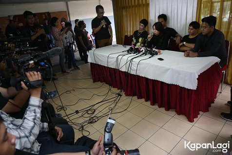 Geisha bersama Bu Achin (Musica Studio's) saat press confrence kasus Roby © KapanLagi.com®/Agus Apriyanto