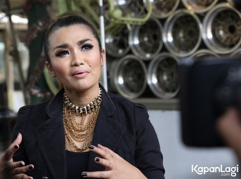 Fitri Carlina sambut dengan baik bersihnya kawasan Glodok dari rilisan palsu per 11 Ferbruari mendatang © KapanLagi.com®/Muhammad Akrom Sukarya