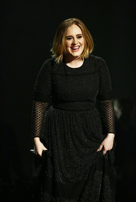 Di minggu ke empatnya, album 25 Adele terjual 75.000 kopi © splashnews.com