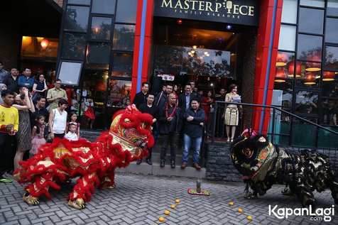 Aksi barongsai di grand opening Masterpiece Karaoke © KapanLagi.com®/Agus Apriyanto