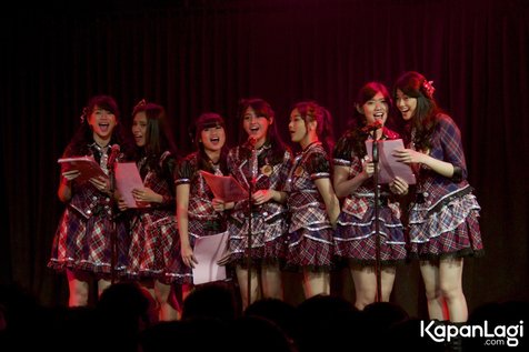 JKT48 adakan tradisi bagi-bagi kado saat hari raya Natal © KapanLagi.com®/djoko poerwanto