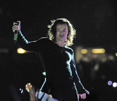 Harry Styles senang melihat reaksi sang Ibu yang menangis ketika mendengar single solonya © TPG Images