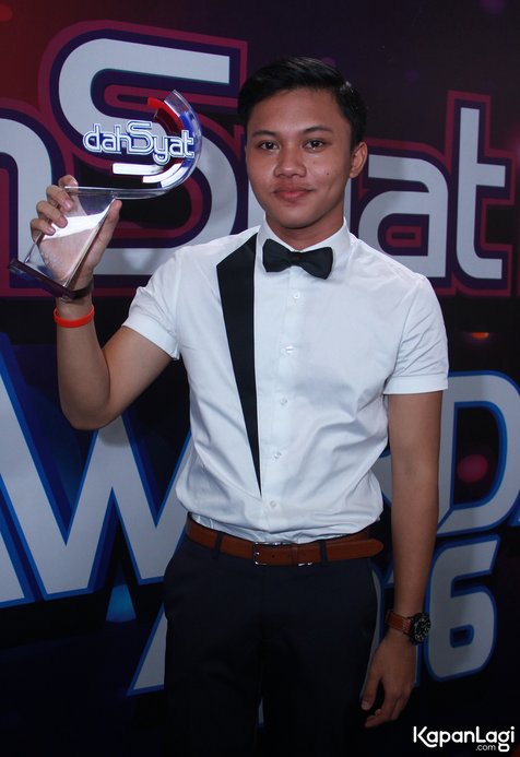 Rizky bangga menang di 'Dahsyatnya Awards 2016' © KapanLagi.com®/Akrom Sukarya