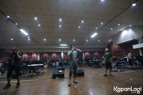 Kahitna jalani latihan dengan format panggung real © KapanLagi.com®/Budy Santoso