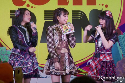 Haruka bersama Shania Gracia (kiri) dan Cindy Yuvia (kanan) memberikan penjelasan perihal konser JKT48 Request HOurt Setlist Best 30 2016 © Kapanlagi.com®/Djoko Poerwanto 