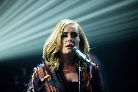 Sedang hamil dan merasa tidak seperti Halle Berry, Adele tak mau membuat music video untuk lagu Skyfall © TPG Images