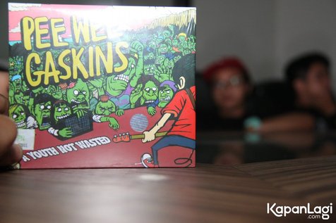 Cover album Pee Wee Gaskins dibikin oleh orang yang sama dengan pembuat cover album NOFX © KapanLagi.com®/Adhib Mujaddid