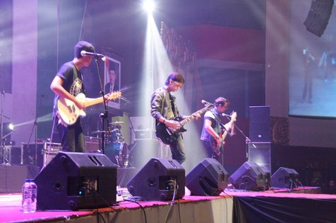 Punya musikalitas apik, Aliandonesia Band siap memaksimalkan setiap penampilan Aliando Syarief © KapanLagi.com/Natanael Sepaya