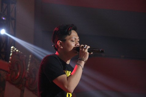 Vocal range yang tinggi, Syanay berhasil hadirkan nuansa musik rock lawas di konser ini © KapanLagi.com/Natanael Sepaya