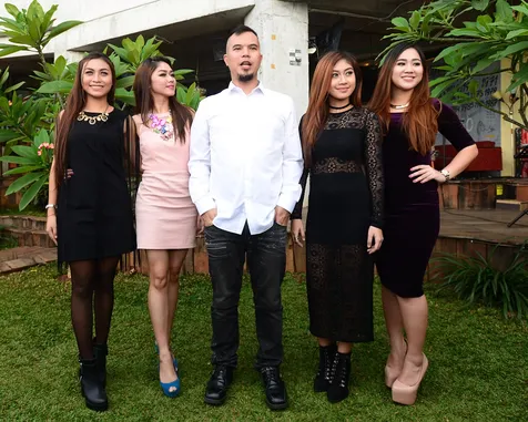 Bangkitkan Dewi Dewi Dhani Ajak Member Barunya Pindah Agama Kapanlagi Com