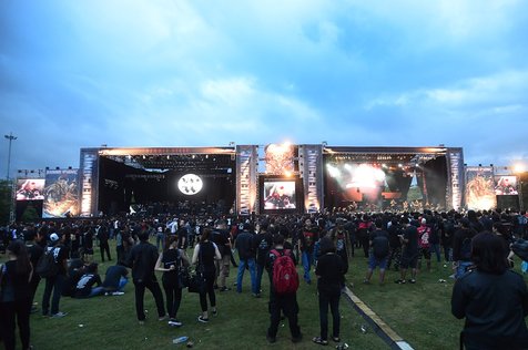 Hujan pun belum mampu menghentikan geliat liar para metalhead di Hammersonic 2016 © KapanLagi.com/Bambang E. Ros