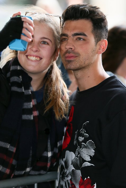 Asyik berpesta, Joe Jonas sampai ketinggalan bus tour! © TPG Images