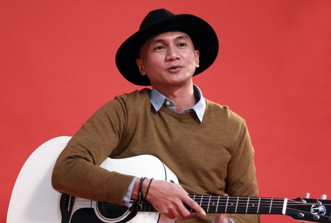 Tinggalkan kesan lagu yang muram, Anji kini menawarkan musik dan lirik yang lebih positif © KapanLagi.com/Muhammad Akrom Sukarya