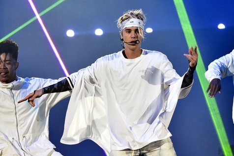 Menolak menyanyikan lagu Despacito, seorang fan melempar botol air pada Justin Bieber © TPG Images